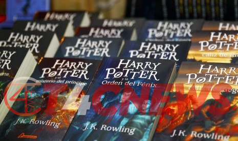 Gambar berikut adalah gamabran buku dari Serial buku Harry Potter karya J.K. Rowling telah menjadi ikon dalam dunia sastra modern. Diterbitkan pertama kali pada tahun 1997