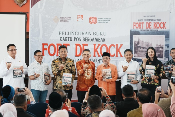 Menbud Rilis Buku Kartu Pos Bergambar Fort De Kock, Padang & Sekitarnya'